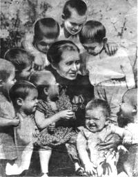 2023. Называем имена малышей на фото Александры Аврамовны Деревской «Мама с детками»