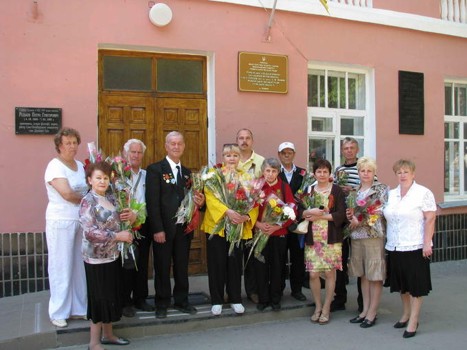 Деревские - дети, внуки у родной школы. 2012.