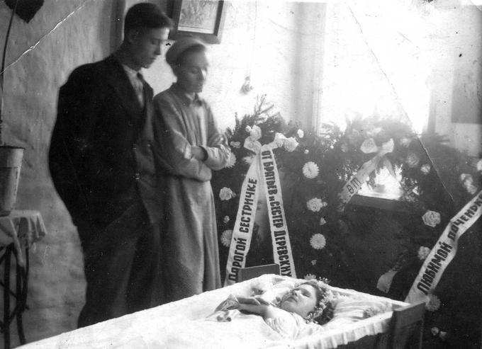 Деревские. У гроба Марийки. 1949.