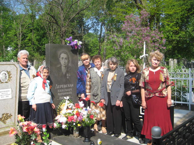 2008. Встреча Деревских. У могилы Мамы.