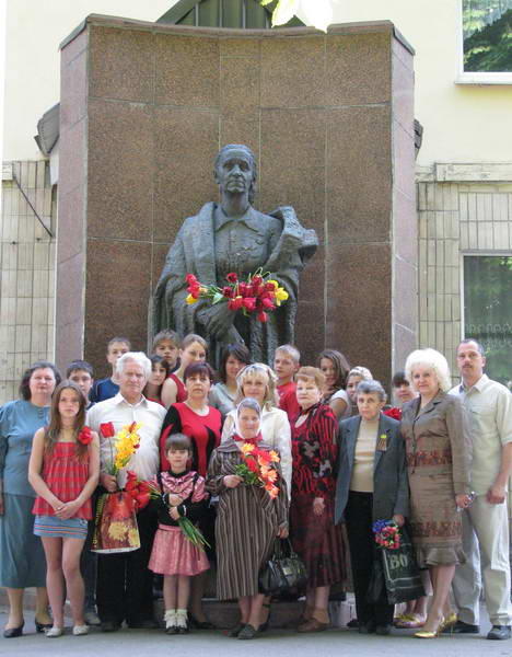 2010. Встреча Деревских - у Памятника Маме.