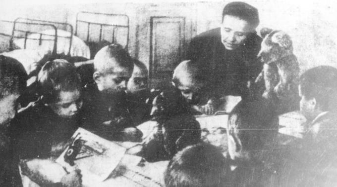 Мама и дети. Ромны. 1946-48 г.г. Деревские. Из семейных архивов.