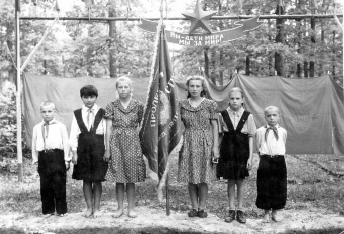 Открытие лагеря летом 1953 года. Среди детей, справа налево Демьян и Света. Деревские в Середино-Будском детском доме им.Николая Островского. 