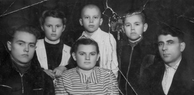 Деревские - Гена, Валя большая, Дмитрий старший, Боря, Семён и другие. 1950 год.