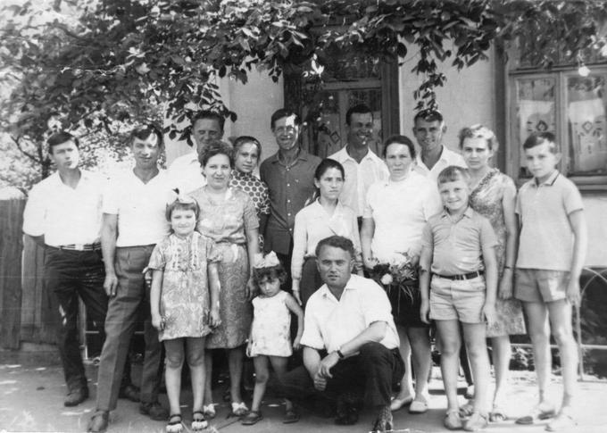 Семья Деревских у дома детства. 1972 год.