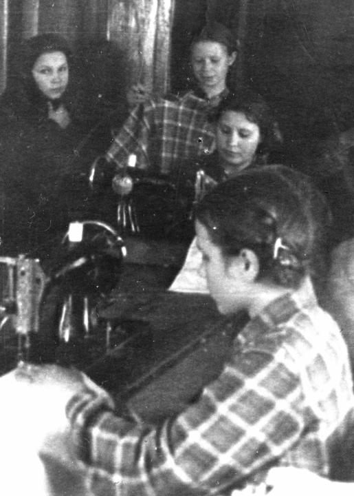 В швейной мастерской детдома, 1955 год. Деревские в Середино-Будском детском доме им.Николая Островского.