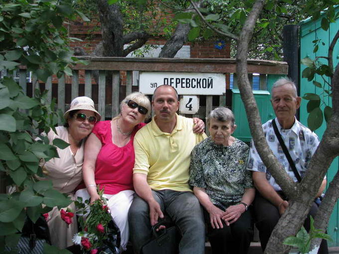 Деревские - Люда, Жанна, Света с сыном Андреем и Юрий. 2011 год.