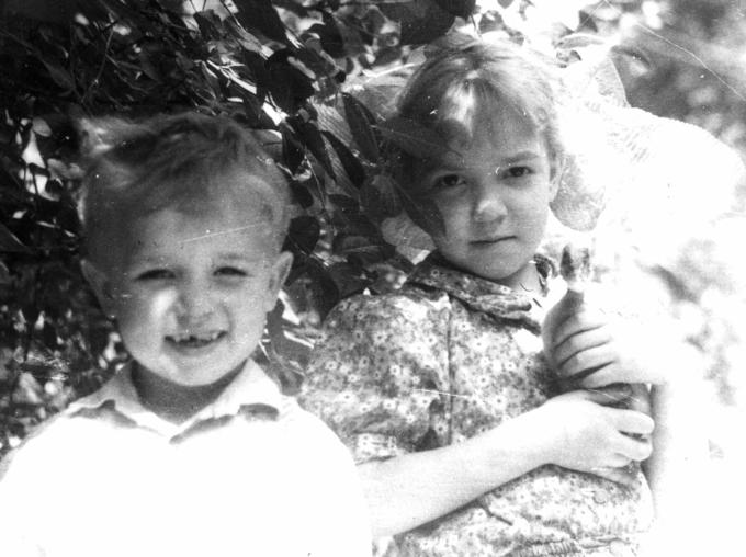 Ваня и Аня, правнуки - внуки Лиды. 1990 год 